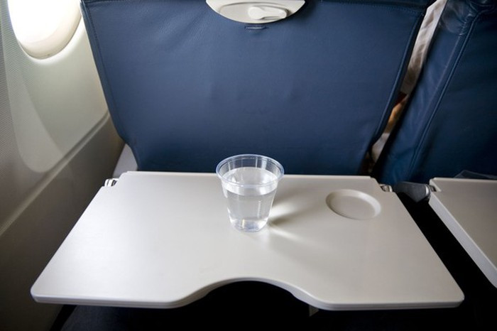 Theo kết quả nghiên cứu trêm trang Airline Hygiene, bàn ăn trên máy bay có tới 12.903 vi khuẩn. Đây cũng là nơi nhiều hành khách có thể ngả đầu trong những chuyến bay dài.