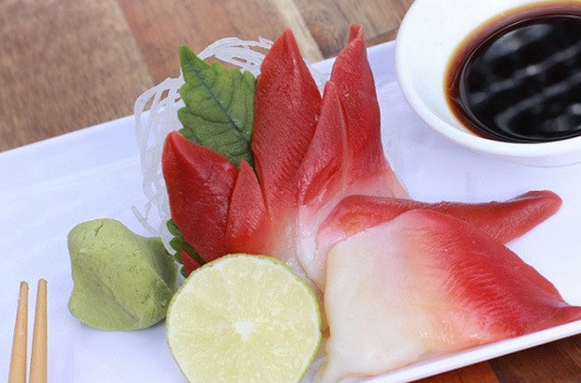 Khi ăn sò đỏ được tách đôi, để lên miếng sushi kèm wasabi và gừng hồng, ăn kèm nước tương rất tuyệt vời. Ảnh: Hieuhaisan.