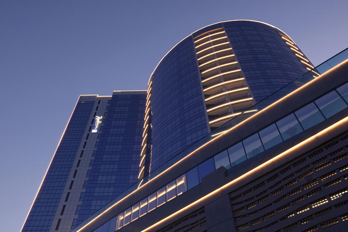 Khách sạn Radisson Blue ở Dubai Waterfront nằm cách sân bay khoảng 12,2km. Ảnh: Booking.