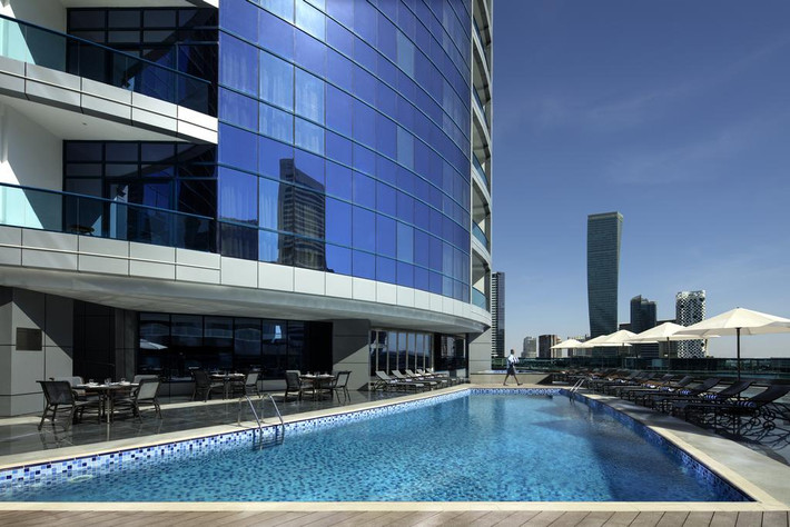 Bên ngoài khách sạn là một hồ bơi lớn với làn nước trong xanh. Ảnh: Booking.
