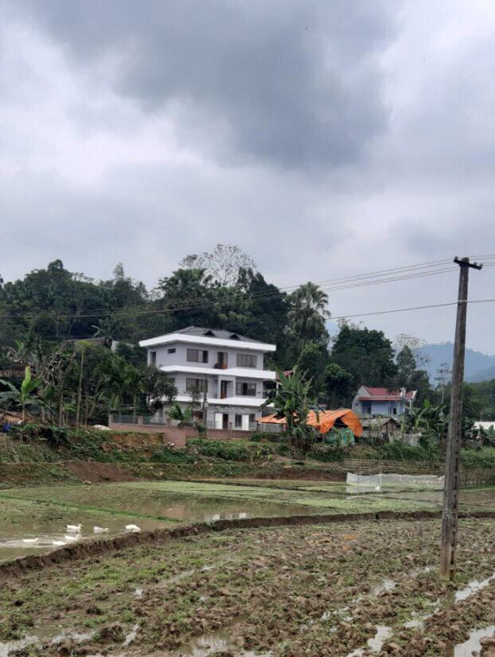 Ngôi nhà 3 tầng nằm giữa vùng núi Xuân Đài, có diện tích mặt sàn 100m2. Ảnh: Lao động.