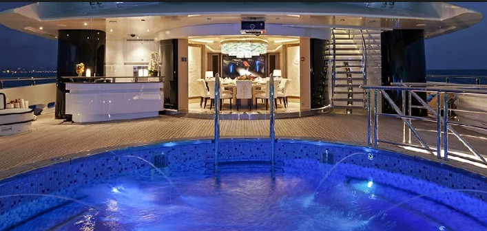 Hồ bơi lớn bên trong du thuyền. Ảnh: SuperYachtFan.