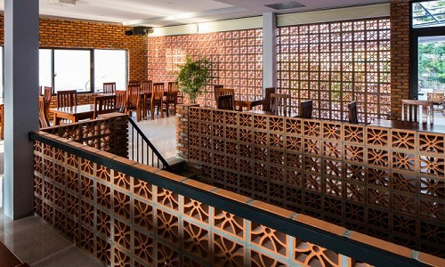 Gạch thông gió không chỉ là vật liệu xây dựng phổ biến mà còn có tác dụng giảm bớt sự bức bí cho ngôi nhà. Ảnh: Tapchikientruc.