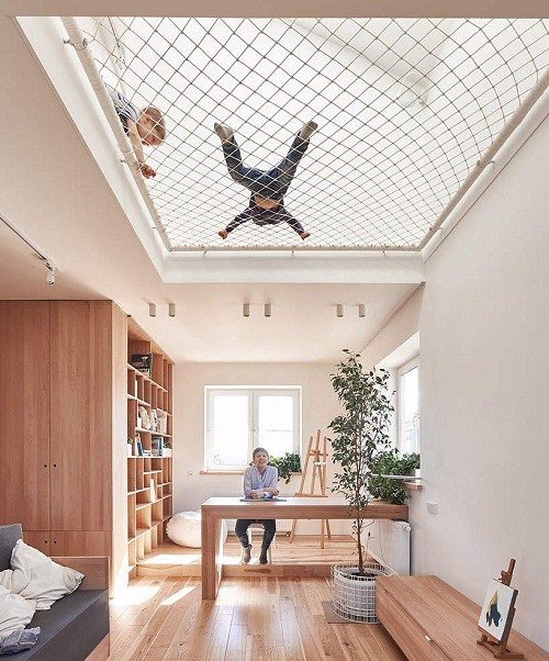 Lưới thông tầng cũng trở thành nơi để trẻ em vui đùa. Ảnh: Archdaily.