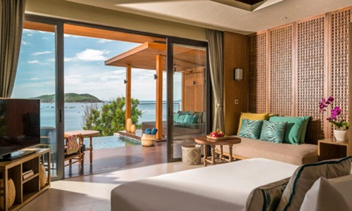 Anantara Quy Nhon Villas (Việt Nam) có 26 biệt thự hướng biển, đặt trong một khu vực rộng 7 ha với những khu vườn nhiệt đới tươi tốt. Mỗi villa đều có bể bơi riêng, quản gia, hầm rượu cá nhân và các dịch vụ ăn uống.