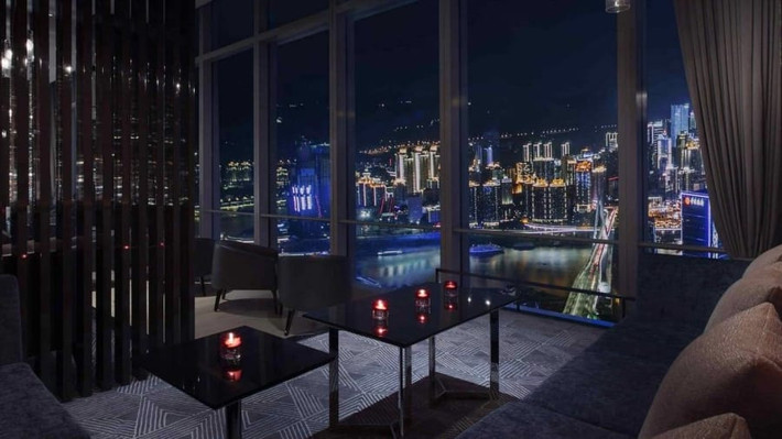 Khách sạn Niccolo Changsha (Hồ Nam, Trung Quốc) nằm ở những tầng trên cùng của tòa tháp 93 tầng, có tổng cộng 243 phòng, 3 nhà hàng ăn uống, một hồ bơi trên thượng.