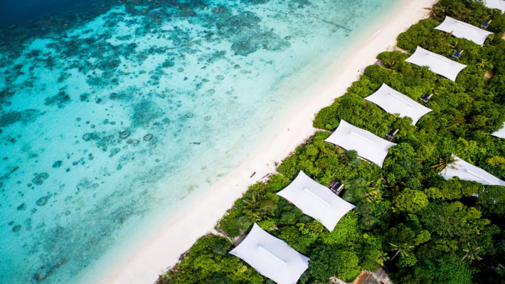 Khu nghỉ dưỡng sinh thái Bawah Reserve (Indonesia) được xây dựng trên 6 hòn đào nhỏ, với 35 dãy phòng đều được làm thủ công từ tre và gỗ tái chế.