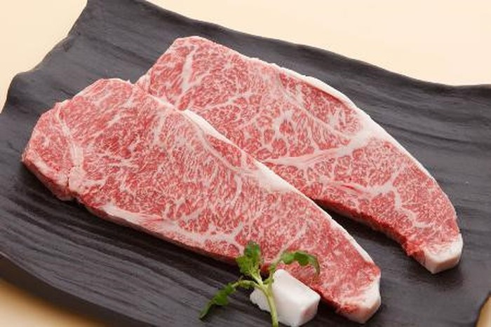 Trước khi đưa ra thị trường, từng miếng thịt bò Wagyu được đánh giá kỹ càng để kiểm định chất lượng theo quy chuẩn Nhật Bản. Ảnh: Gofood.