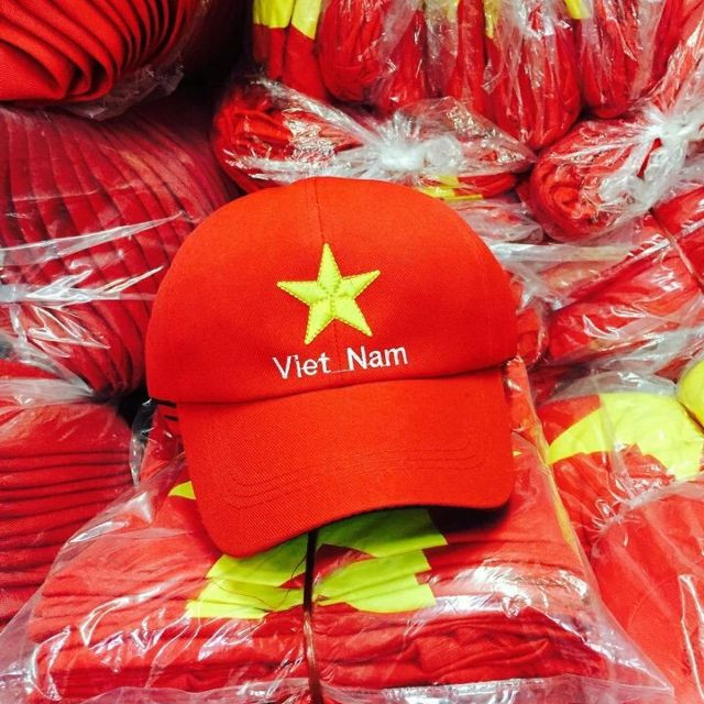 Ngoài áo, mũ đỏ sao vàng cũng được nhiều bạn trẻ tìm mua. Ảnh: Facebook.