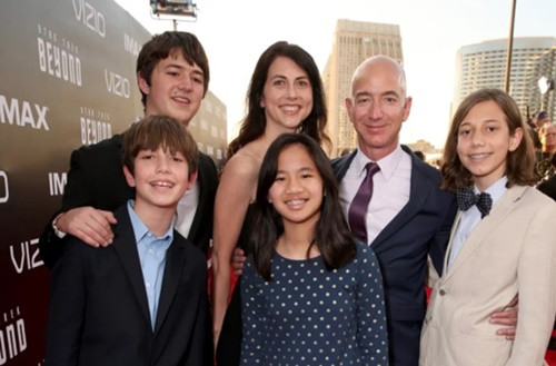 MacKenzie và Jeff Bezos có ba con trai và một con gái nuôi người Trung Quốc. Ảnh: Time.
