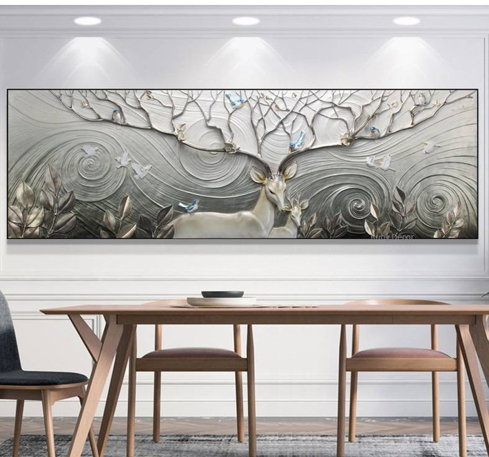 Phòng ăn ấm cúng với bức tranh phù điêu gam màu xám. Ảnh: Happynest.