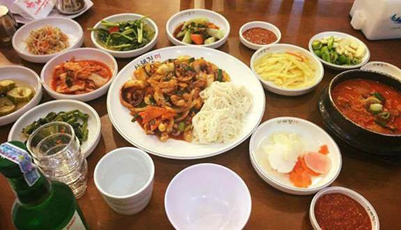 Hôm nay là ngày cuối cùng của năm Mậu Tuất. Cũng như mọi gia đình khác, giới nhà giàu Việt cũng tổ chức bữa tiệc tất niên. Cùng khám phá xem đại gia Việt "chuộng" mua món đồ gì cho mâm cỗ ý nghĩa này? Trước đó, ngay từ gần đến Tết Nguyên đán, nhiều đại gia Việt đã săn lùng các món sơn hào hải vị bậc nhất thế giới để bàn tiệc thêm phong phú. Ảnh: Foody.