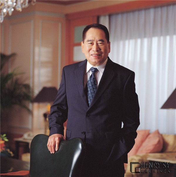 Tỷ phú Henry Sy được mệnh danh là "vua bán lẻ" Philippines, cũng là người đã thay đổi diện mạo quốc gia này bằng đế chế trung tâm thương mại của mình. Ảnh: Philippine Tatler.