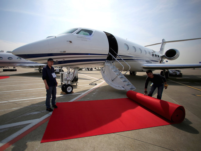 Ngoài ra, tỷ phú Jeff Bezos cũng sở hữu một chuyên cơ riêng Gulfstream G650ER giá 65 triệu USD. Ảnh: BI.