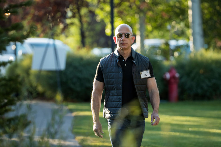 Khối tài sản người giàu nhất thế giới bao gồm cổ phần tại Amazon, các khoản đầu tư cá nhân và nhiều bất động sản. Ảnh: The Cheat Sheet.