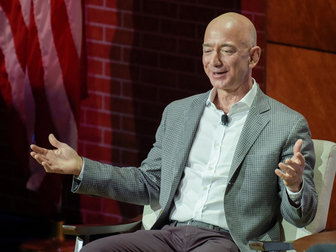 Năm 2013, CEO Amazon Jeff Bezos đã chi tới 250 triệu USD để mua lại tờ Washington Post. Ảnh: BI.