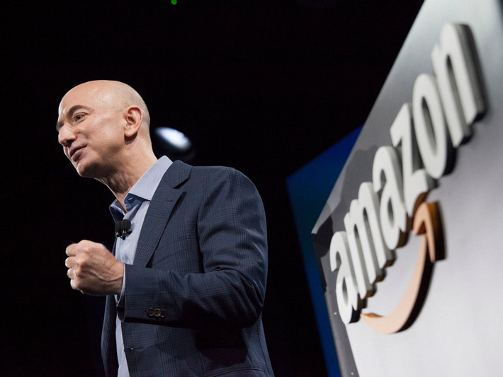 Thành lập Amazon vào năm 1994 với ý tưởng bán sách trực tuyến, đến nay Amazon của Jeff Bezos trở thành công ty thương mại điện tử lớn nhất thế giới. Gần đây, Amazon cũng vượt Microsoft trở thành công ty có vốn hóa lớn nhất thế giới. Ảnh: Reuters.