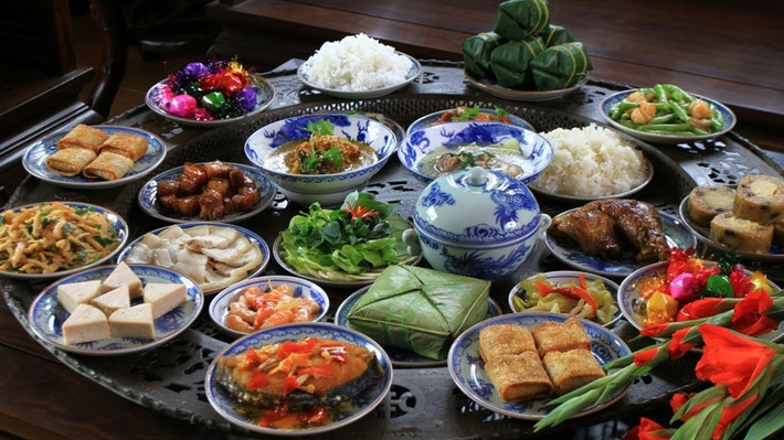 Giá cho mỗi mâm cỗ cúng Tết trung (5 đến 7 món) từ 500.000 - 1,5 triệu đồng, tùy vào giá nguyên liệu và thời gian nấu. Ảnh: Youtube.