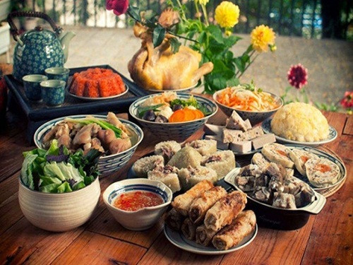 Muốn có một mâm cỗ Tết hoàn hảo nhưng không có thời gian chuẩn bị, nhiều gia đình tìm đến dịch vụ nấu cỗ thuê. Cỗ Tết mỗi nhà mỗi khác tuy nhiên giá dịch vụ ngày cuối năm không hề rẻ. Ảnh: Thethaovanhoa.