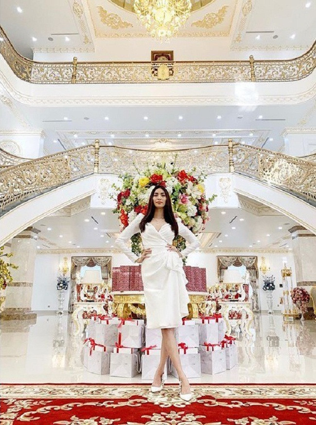 Không những thế, Hoa khôi Áo dài Việt Nam 2014 Lan Khuê tiếp tục chia sẻ hình ảnh bên trong dinh thự của mình sau khi kết hôn trên trang cá nhân. Ngôi nhà rộng với nội thất toàn bộ được phủ một lớp màu vàng hoàng gia lấp lánh, cầu thang được thiết kế hoa văn tỉ mỉ.
