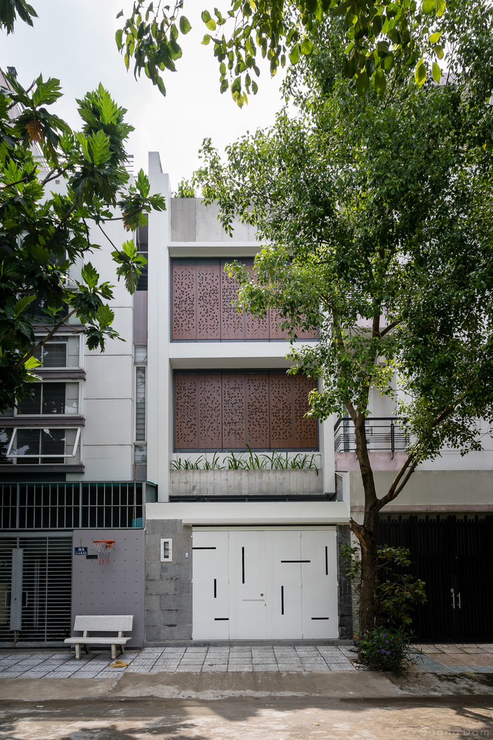 Nằm trong khu dân cư Tân Quy Đông (quận 7, TP HCM), The Lee House là tổ ấm của gia đình 3 thế hệ với 5 thành viên. Ngôi nhà vừa tạo ra không gian ấm áp kết nối các thành viên vừa đáp ứng nhu cầu về công năng và thiết kế hài hoà.