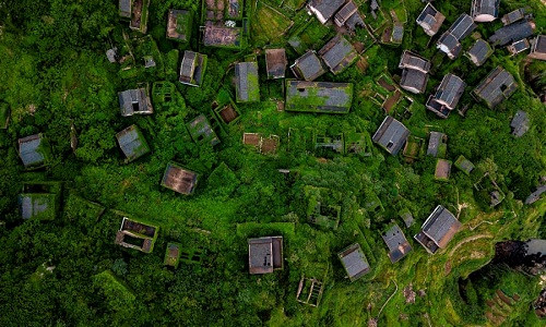 Nằm trên đảo Shengshan (tỉnh Chiết Giang, Trung Quốc), ngôi làng bỏ hoang Houtouwan từng là một làng chài thịnh vượng, với dân số hơn 3.000 người.