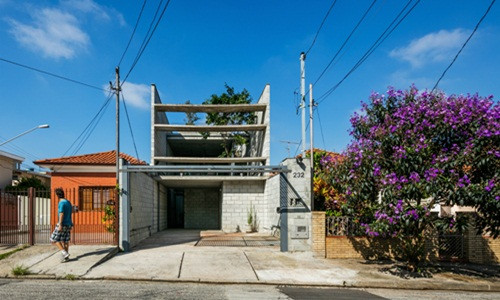 Sở hữu kiến trúc ngoại thất thô mộc nhưng ngôi nhà Mipibu House (thành phố São Paulo, Brazil) vẫn thu hút nhiều người bởi điểm nhấn ấn tượng bên trong.