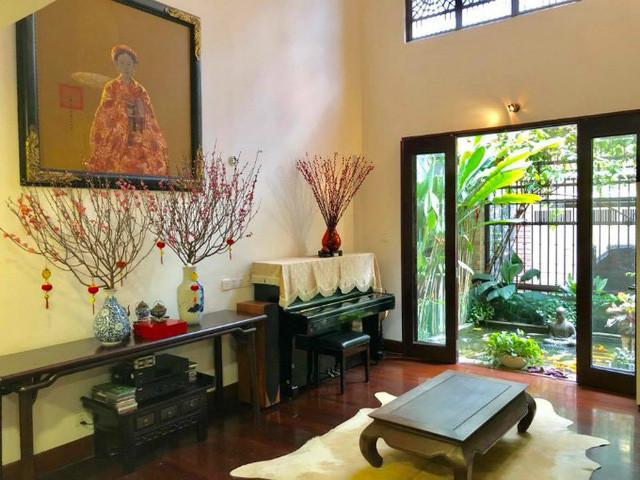 Ca sĩ Quang Dũng trang trí nhà ngày Tết theo phong cách truyển thống với hoa đào. Ảnh: Giadinhnet.