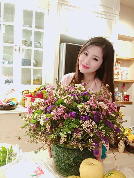Ca sĩ Hương Tràm tự tay chăm chút bình hoa xuân phong cách trẻ trung. Ảnh: Congly.