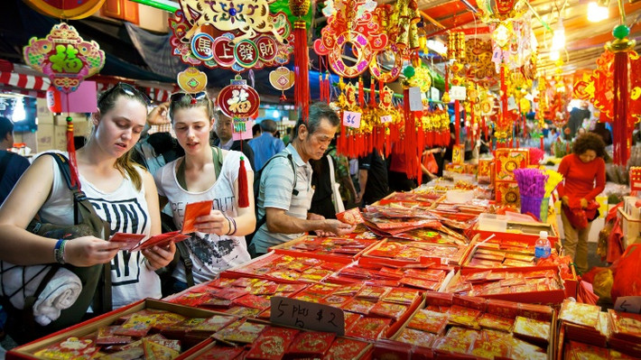 Những phong bao lì xì được bày bán ngập tràn trên sạp hàng ở Trung Quốc. Ảnh: Visit Singapore.