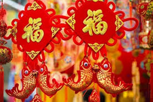 Rất đông người dân Trung Quốc tìm mua câu đối về treo trong nhà ngày Tết. Ảnh: TMO Group.