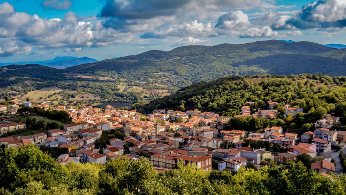 Để thu hút cư dân, thị trấn Ollolai nằm ở vùng núi Barbagia, thuộc hòn đảo Sardinia trên biển Địa Trung Hải (Italy) rao bán hàng trăm căn nhà bỏ hoang với giá chỉ 1 Euro (1,2 USD). Ảnh: CNBC.