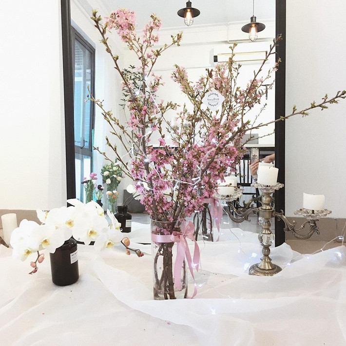 Là loài hoa nhập khẩu từ Nhật Bản, anh đào Sakura được người tiêu dùng lựa chọn bởi màu hồng nhạt, đầu cánh hoa chẻ ra hình trái tim và có mùi thơm thanh tao, dễ chịu. Ảnh: Fancy Florist.