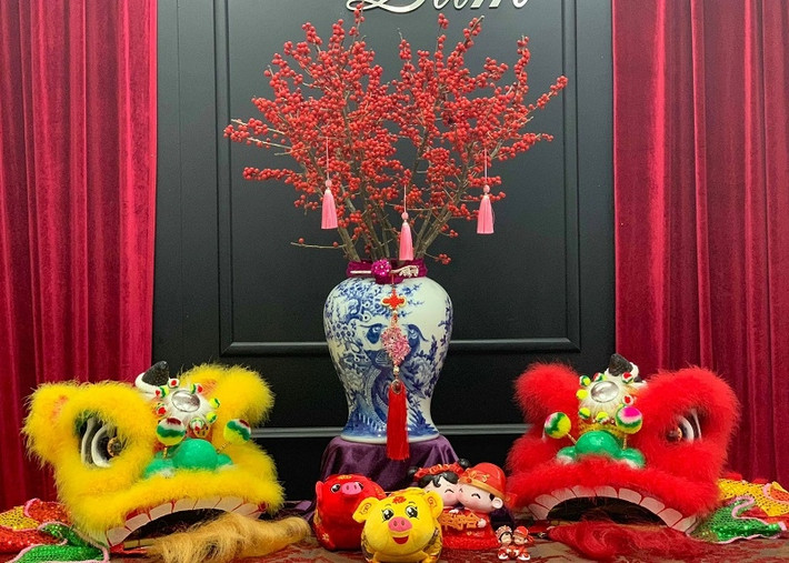 Thậm chí, có đại gia chịu chi cả chục triệu đồng để mua một bình đào đông đỏ lớn. Ảnh: Tintucvietnam.