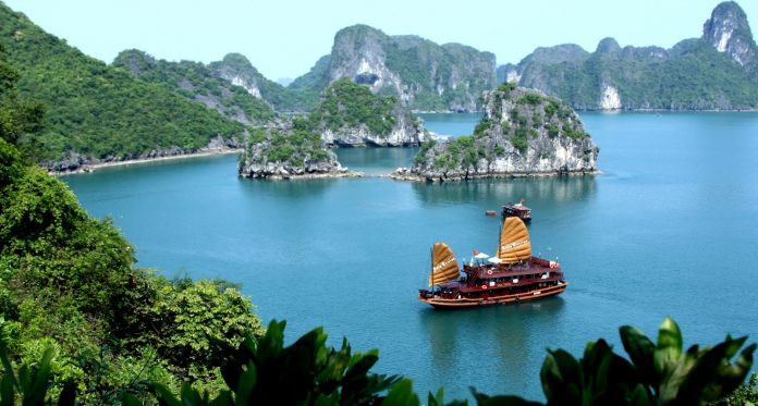 Tour Hà Nội - Hạ Long thời gian 2 ngày 1 đêm giá từ 2,7 - 4 triệu đồng, tùy theo du thuyền nghỉ. Ảnh: Go Asia Travel.