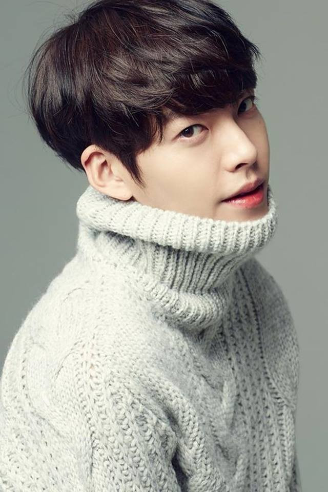 Sáng 9/1, công ty quản lý của Kim Woo Bin chính thức lên tiếng về tình hình sức khỏe của nam diễn viên. Người đại diện cho biết tình trạng của Kim Woo Bin đã được cải thiện nhiều, đồng thời có rất nhiều kịch bản được gửi tới cho anh. Dù chưa có kế hoạch trở lại cụ thể nhưng mỹ nam "Người thừa kế" hi vọng sẽ được quay lại đóng phim trong năm nay. Trước đó, Kim Woo Bin được chẩn đoán mắc bệnh ung thư vòm họng vào tháng 5/2017. Kể từ đó anh nghỉ ngơi để tập trung vào điều trị và phục hồi.