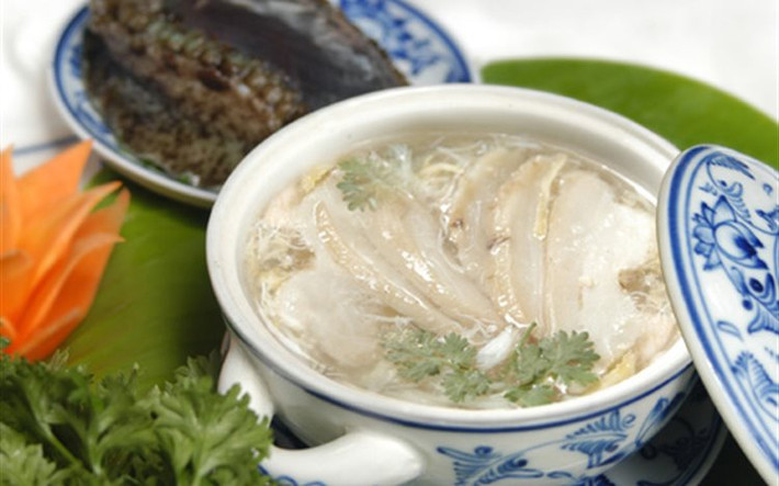 Để có bát canh bào ngư phục vụ khách, chắc chắn gia chủ phải bỏ ra ít nhất 1,5 triệu đồng/kg để mua bào ngư sống. Ảnh: Cooky.