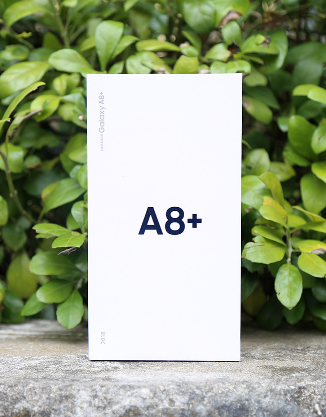 Bộ đôi Samsung Galaxy A8/ A8+ đã chính thức "lên kệ" tại Việt Nam từ ngày 6/1. Trong ảnh là chiếc hộp màu trắng chứa A8+, trên hộp có chữ A8+ với hiệu ứng lấp lánh kèm một số ký tự khác in màu bạc.