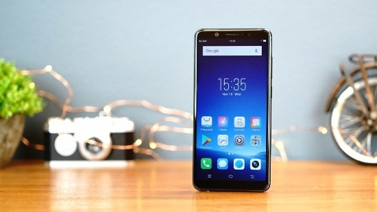 Vivo V7 (6,99 triệu đồng): Thuộc dòng sản phẩm V series và tiếp tục nhắm đến nhu cầu chụp ảnh selfie với đối tượng chính là giới trẻ. Vivo V7 nổi bật với camera trước độ phân giải 24 megapixel, khẩu độ f/2.0 cùng đèn flash trợ sáng Moonlight, giúp thiết bị cho khả năng selfie tốt trong nhiều điều kiện ánh sáng.