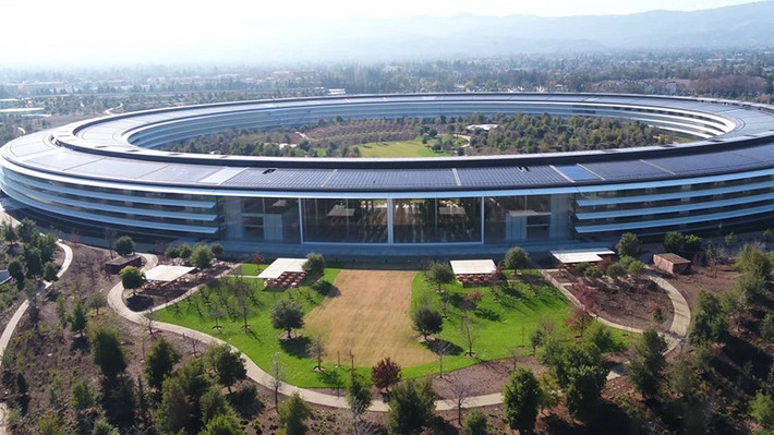 Vẫn còn khoảng 1 nửa nhân viên của Apple tại thung lũng Silicon không có may mắn được đến đây làm việc (Apple có 25.000 nhân viên tại đây, trong khi trụ sở mới chỉ đáp ứng được 12.000 chỗ làm). Bên trong, có rất nhiều phòng họp và quán cafe để nhân viên Apple gặp gỡ.