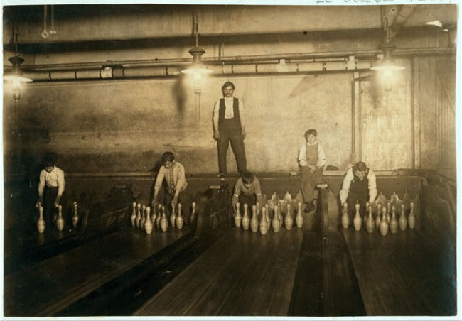Xếp chai bowling là công việc thường dành cho các cậu bé.
