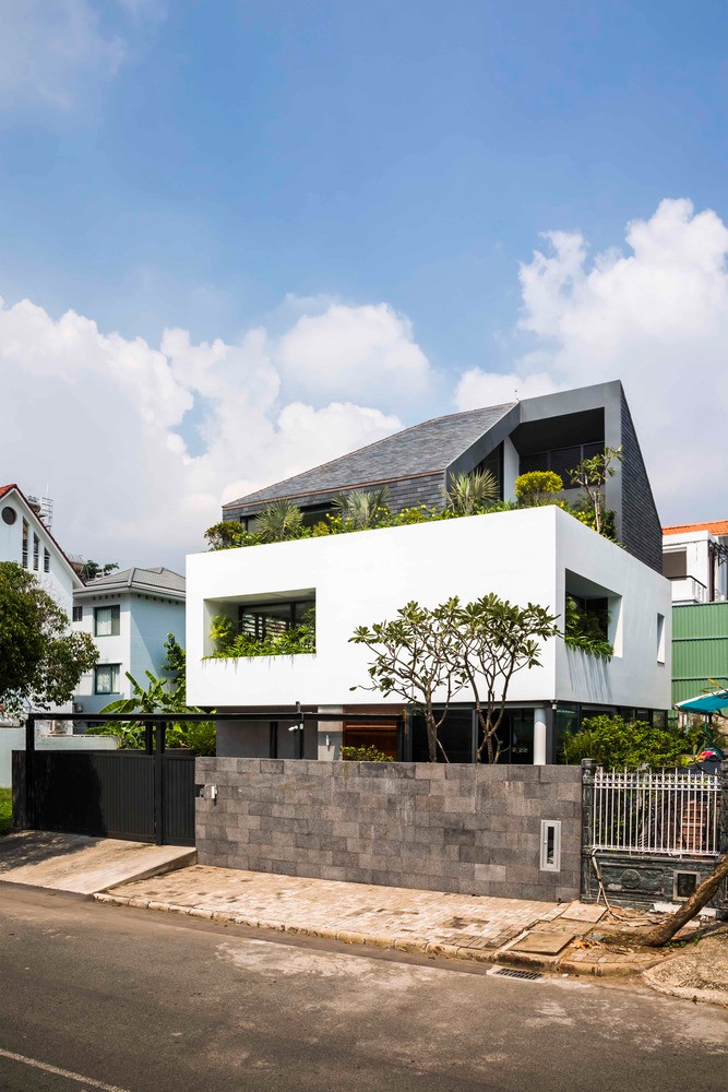 Nằm nép mình trong khu dân cư tại quận 7 (TP HCM), ngôi nhà ống 3 tầng gây ấn tượng với khối xếp chồng độc đáo.
