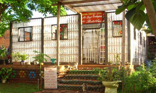 Hàng nghìn những chai nhựa PET được tận dụng để làm thành tường của ngôi nhà ở Puerto Iguazu, Argentina. Ảnh: Criticalcactus.
