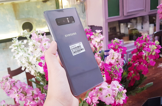 So với màu Tím khói trên Galaxy S8+ thì phiên bản Tím khói của Galaxy Note8 trong lần ra mắt này sẽ mang đến một sắc Tím mới với ánh bạc được phủ đều trên mặt lưng kính kim loại sang trọng.
