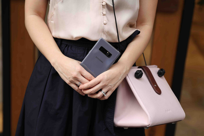 Mặt lưng của máy làm bằng chất liệu kính, bổ sung tinh thể phản quang. Nhờ đó, Note 8 mới có khả năng chuyển tông màu tím theo những điều kiện ánh sáng khác nhau, khi thiên về sắc pastel nhẹ nhàng, lúc lại theo phong cách tím đậm sang trọng. Ảnh: Dai Ngo - Lienchi Nguyen .