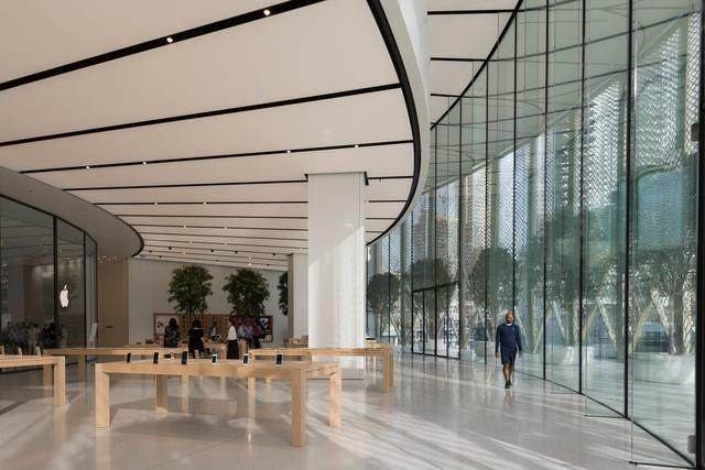 Trước đó, hãng Apple từng tổ chức chương trình “Today at Apple” (Tạm dịch: Một ngày ở Apple) ở chính cửa hàng này. Nội dung chương trình bao gồm nghệ thuật, thiết kế, âm nhạc và nhiếp ảnh cùng nhiều hoạt động biểu diễn thú vị.