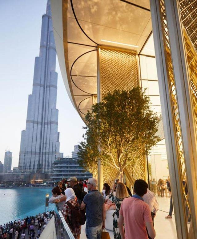 Từ ban công cửa hàng, du khách có thể ngắm nhìn tháp Burj Khalifa - tòa nhà cao nhất thế giới ngay gần đó