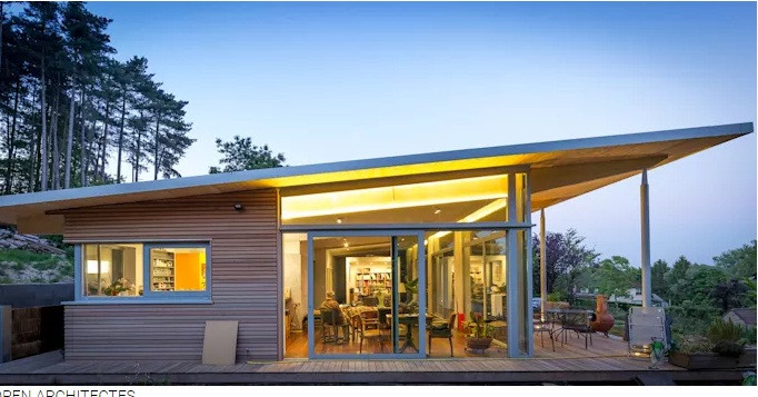 Mái nhà dốc nghiêng là sự biến hóa độc đáo của mái bằng truyền thống. Ảnh: Open Architectes.