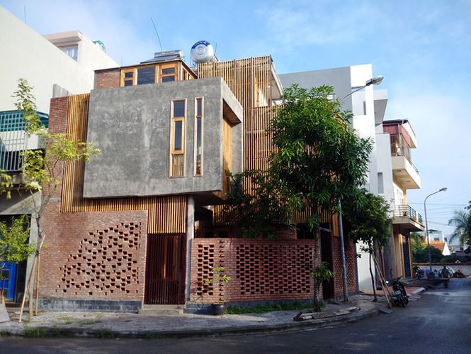 Mảng tường thô mộc, lam gỗ bao quanh vừa tạo sự khác biệt, vừa tiết kiệm chi phí. Ảnh: Archdaily.
