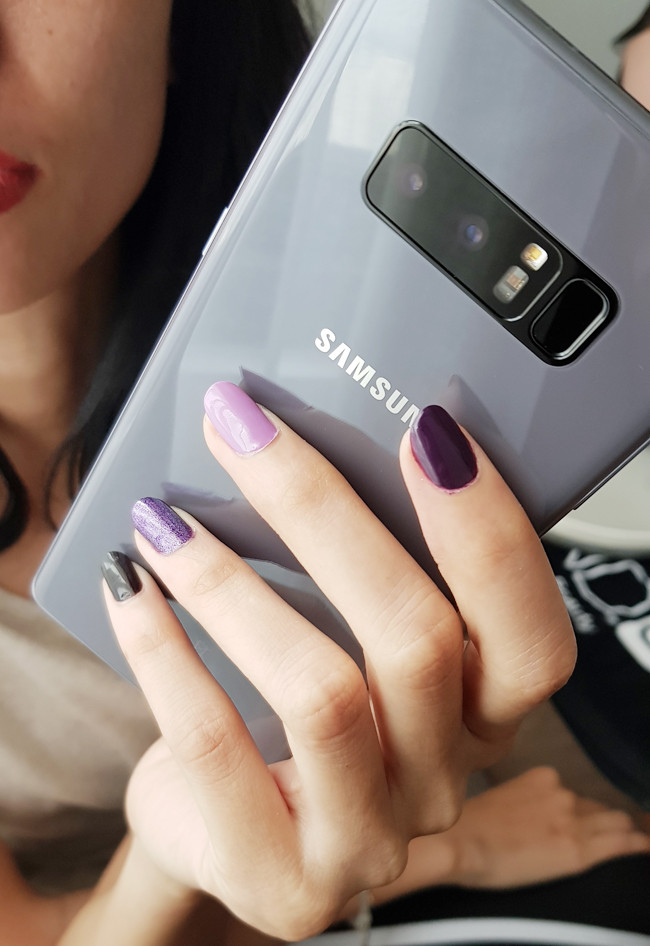 Ngay bên cạnh cụm camera kép là đèn flash LED ngăn với vị trí cảm biến vân tay.